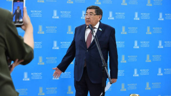 Фотография к новости: Депутат: Ит емес-ау, кит өлген жерден сары май тасимыз