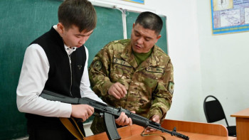 Фотография к новости: Пәннің мазмұны өзгереді: мектепте әскери сабақ күшейді