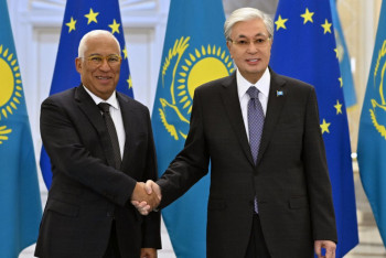 Фотография к новости: Тоқаев Еуропалық кеңес президентін күтіп алды