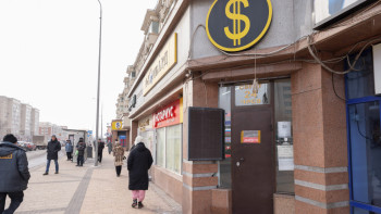 Фотография к новости: Айырбастау пункттерінде доллар сатылмай жатыр – экономист жағдайды түсіндірді