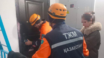 Фотография к новости: Қызылордада пәтер ішінде қалып қойған екі бала құтқарылды