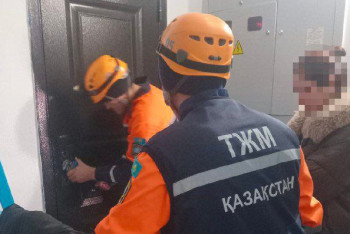 Фотография к новости: Қызылордада пәтер ішінде қалып қойған екі бала құтқарылды