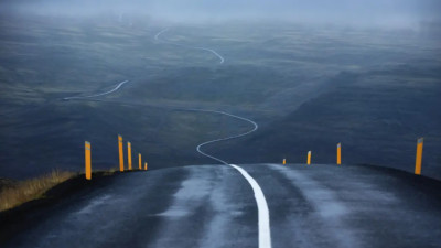 Көпірге ілініп қалған жүк көлігінің жүргізушісі құтқарылды