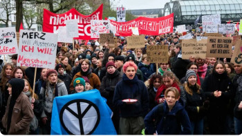 Фотография к новости: Германияда мектеп оқушылары әскери реформаларға наразылық білдіруде