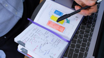 Фотография к новости: ЖИ және жұмыс: Жасанды интеллектінің дамуы әйелдер мен жастар арасында жұмыссыздықты арттыруы мүмкін – БҰҰ