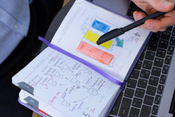 Фотография к новости: ЖИ және жұмыс: Жасанды интеллектінің дамуы әйелдер мен жастар арасында жұмыссыздықты арттыруы мүмкін – БҰҰ