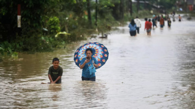 Индонезияда су тасқынынан қаза тапқандар саны 900-ден асты