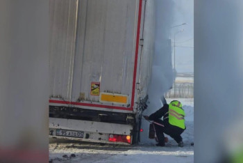 Фотография к новости: ШҚО-да полицейлер жүк көлігін өрттен құтқарды