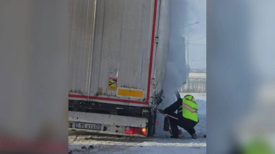 ШҚО-да полицейлер жүк көлігін өрттен құтқарды