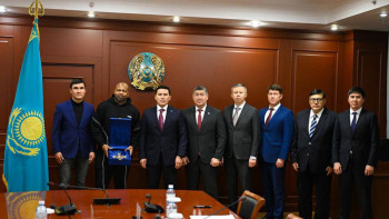 Фотография к новости: Әйгілі боксшы Рой Джонс Қазақстанға келді