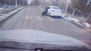 Фотография к новости: Ақтөбеде оқушыны қаққан жүргізушіні әйел ұрып тастады