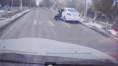 Ақтөбеде оқушыны қаққан жүргізушіні әйел ұрып тастады