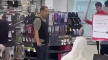 Фотография к новости: Дүкендегі төтенше жағдай: ер адам екі пышақпен қызметкерлерді қорқытты