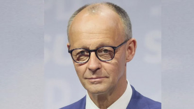 Германия канцлері интернеттегі қорлау үшін жүздеген адамды сотқа бермек