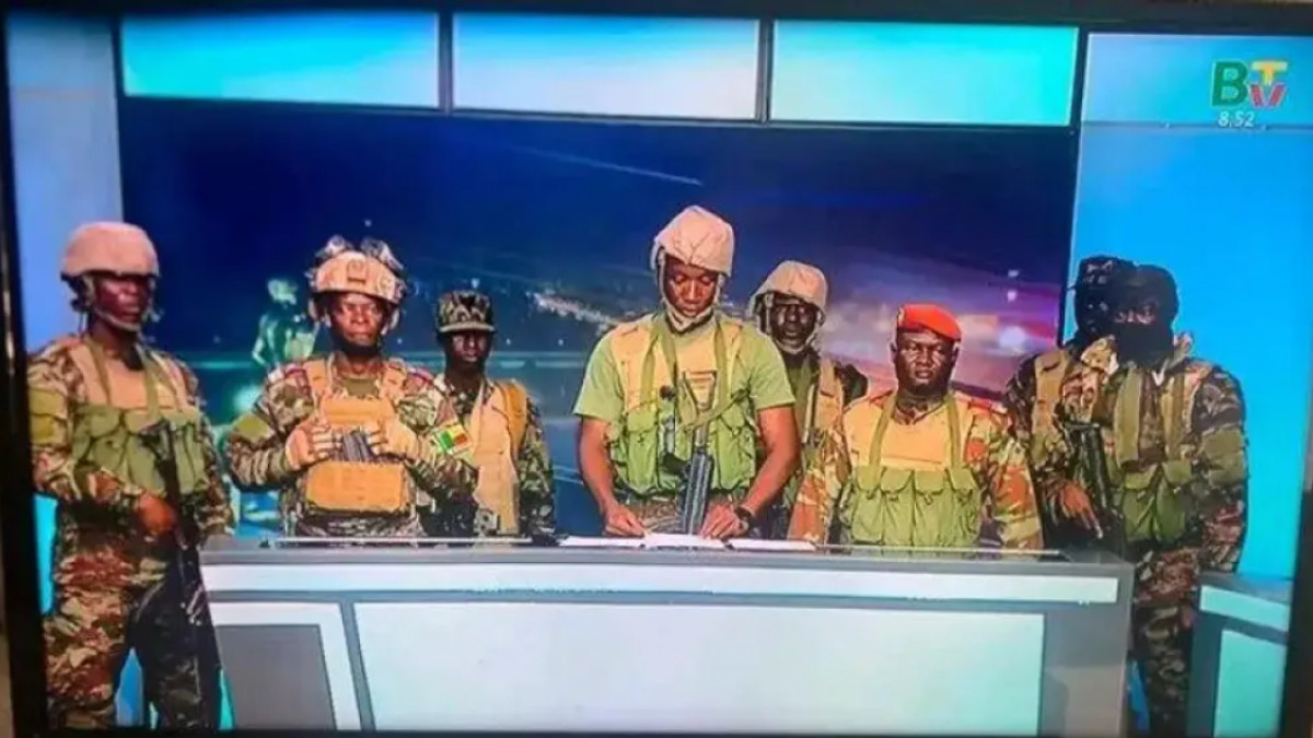  Бениндегі ұлттық теледидарда сөз сөйлеген әскерилер / архив / ашық дереккөз