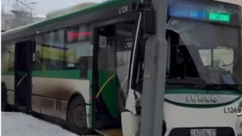 Фотография к новости: Астанада автобус жарық бағанасына соғылып, жолаушылар зардап шекті