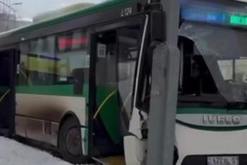 Фотография к новости: Астанада автобус жарық бағанасына соғылып, жолаушылар зардап шекті