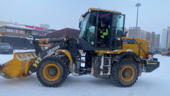 Фотография к новости: Қала тазалығы – баршаға сын - арнайы техника жүргізушісі