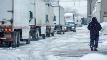 Фотография к новости: Жамбыл облысында 450-ге жуық жүк көлігі жолда кептеліп қалды