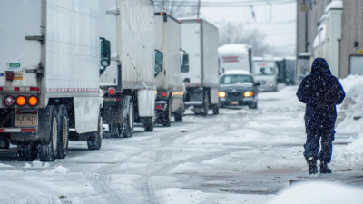 Жамбыл облысында 450-ге жуық жүк көлігі жолда кептеліп қалды