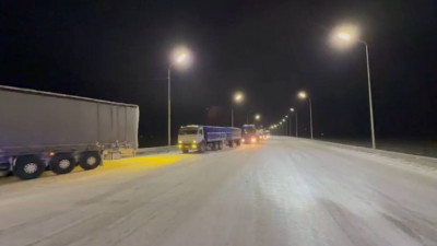 Жетісу облысында полиция 150 жүк көлігіне боранда жол бастап берді