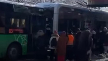 Фотография к новости: Алматыда жолаушылар отырған троллейбусқа автобус соғылды