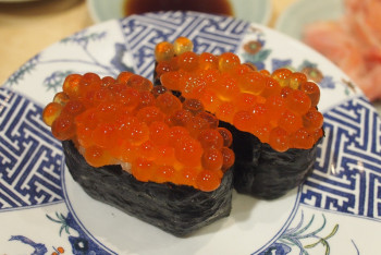 Фотография к новости: Жаңа жыл мәзірінің жұлдызы: Қызыл уылдырық туралы көпшілік біле бермейтін деректер