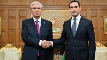 Фотография к новости: Мемлекет басшысы Түрікменстан Президентімен кездесу өткізді