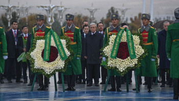 Фотография к новости: Тоқаев Түрікменстандағы Бейтараптық монументіне гүл шоғын қойды