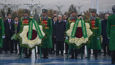 Тоқаев Түрікменстандағы Бейтараптық монументіне гүл шоғын қойды