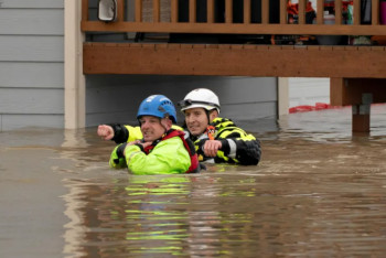 Фотография к новости: Су тасқыны: Тынық мұхитының солтүстік-батысында мыңдаған адам эвакуацияланды