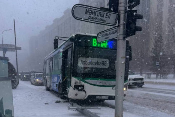 Фотография к новости: Астанада автобус бағанға соғылды