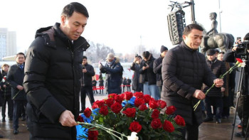 Фотография к новости: Алматы әкімі "Тәуелсіздік" монументіне гүл шоқтарын қойды