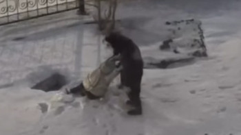 Фотография к новости: Астаналық мұғалім шұңқырға түсіп кеткен оқушыны құтқарып қалды