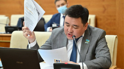 Депутат: Жалақы екі есе өсті делінген, бірақ айтылған айлық берілді ме?