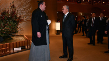 Фотография к новости: Тоқаев Токиода кәсіпқой сумошы Ерсін Балтағұлмен кездесті