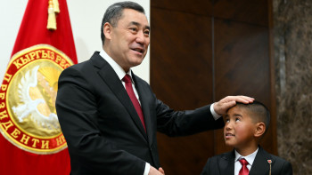 Фотография к новости: "Боранға қарсы тұрған бала": Қырғызстан президенті оқушыға өз телефонын сыйлады