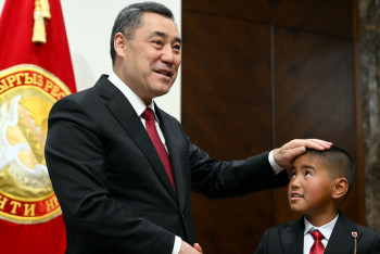 Фотография к новости: "Боранға қарсы тұрған бала": Қырғызстан президенті оқушыға өз телефонын сыйлады