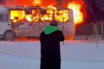 Фотография к новости: Қосшыда мектеп маңында автобус өртенді