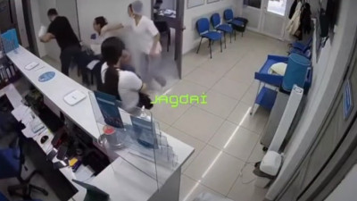 Семейде ер адам емханада жүкті әйелге шабуыл жасады