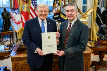 Фотография к новости: Қазақстан елшісі Дональд Трампқа сенім грамоталарын табыстады