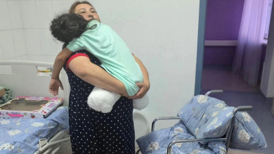 Астанада екі аяғынан айырылған қыздың отбасына баспана берілді