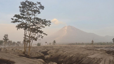 Индонезияда Ява аралындағы Семеру жанартауы оянды