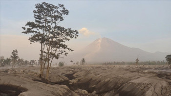 Фотография к новости: Индонезиядағы Семеру жанартауы бір түнде алты рет атқылады