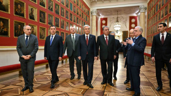 Фотография к новости: Тоқаев Санкт-Петербургтегі Эрмитажды аралап көрді