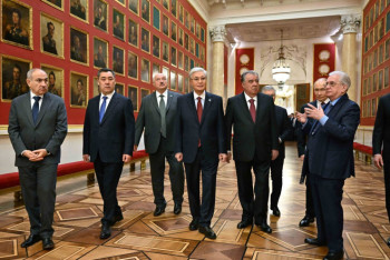 Фотография к новости: Тоқаев Санкт-Петербургтегі Эрмитажды аралап көрді