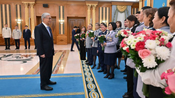Фотография к новости: Президент қызметкерлерге пәтер кілтін табыстады