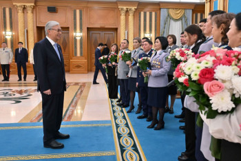 Фотография к новости: Президент қызметкерлерге пәтер кілтін табыстады
