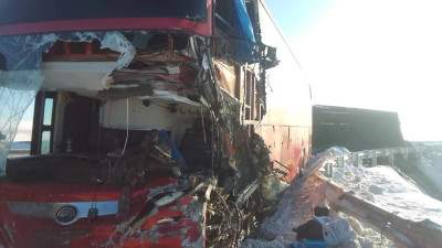 Алматы-Өскемен жолында автобус пен жүк көлігі соқтығысып, жүргізуші қаза тапты