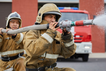 Фотография к новости: Жаңаөзенде жалдамалы пәтерден үш баланы көршілері құтқарып қалды